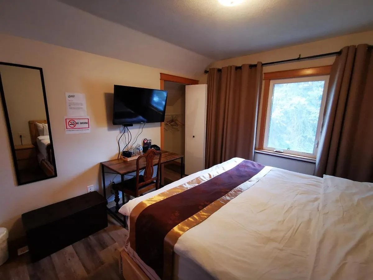 Riverfront Estate Bed&Breakfast بانف