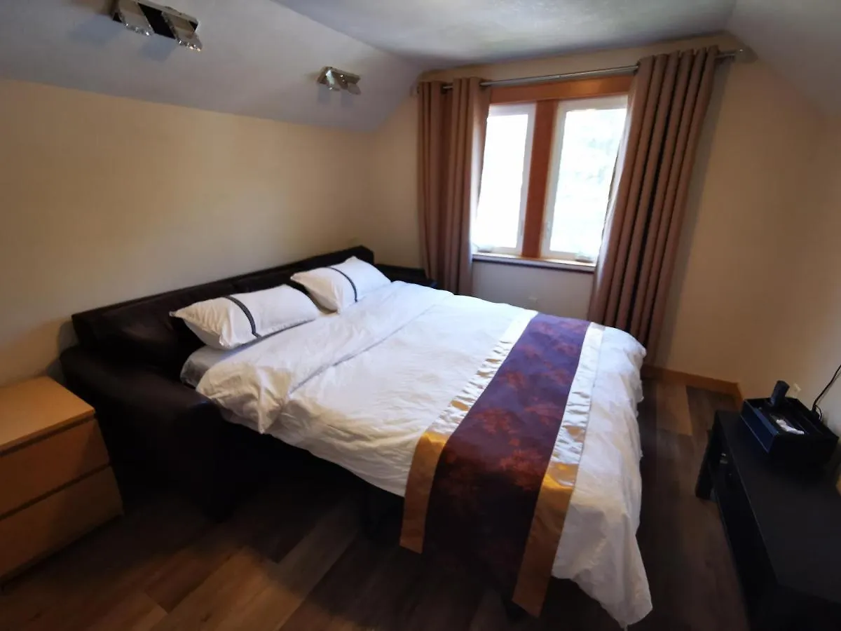 فندق مبيت وإفطار Riverfront Estate Bed&Breakfast بانف