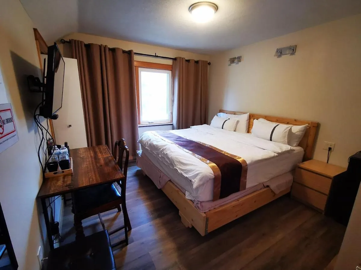 Riverfront Estate Bed&Breakfast Banff Bed & Breakfast